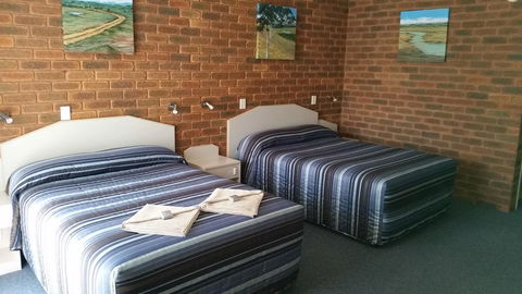 Yambil Inn - Australian Directory 2