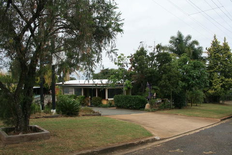 Yarraman Gardens Motel Queensland - Australian Directory 2
