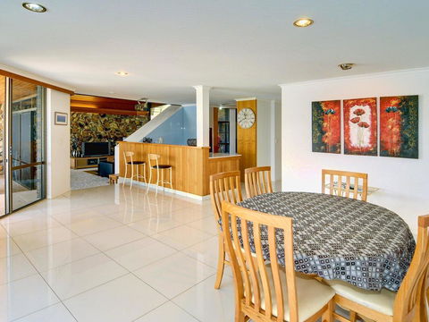 Yulunga 20 - 4 BDRM Canal Home With Pool - Australian Directory 2
