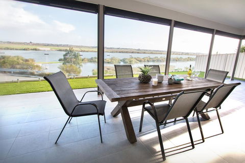 Serenity And Sweeping Murray River Views - Australian Directory 1