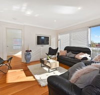 Spacious  Bright 4 Bedroom Home - Australian Directory