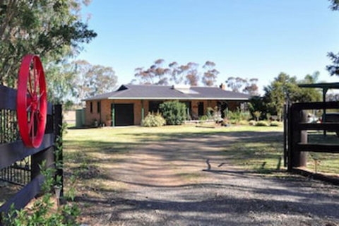 Talga Vines Vineyard Escape - Australian Directory 0