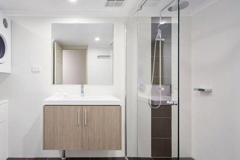 Pinnacle Apartments - Australian Directory 5