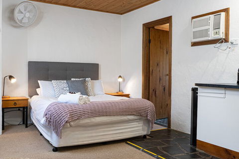 Reillys Wines Heritage Cottages - Australian Directory 4