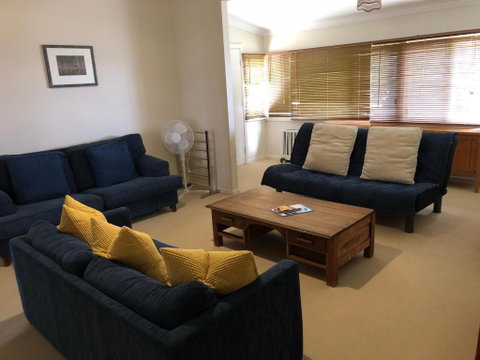2 Jocelyn Street. Dalmeny - Australian Directory 5