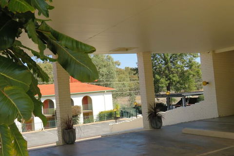 Bishops Lodge Narrandera - Australian Directory 1