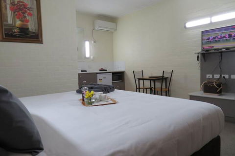 Bishops Lodge Narrandera - Australian Directory 6