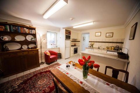 Sunnyside Cottage - Australian Directory 6