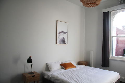 College Lawn Hotel - Hostel - Australian Directory 1