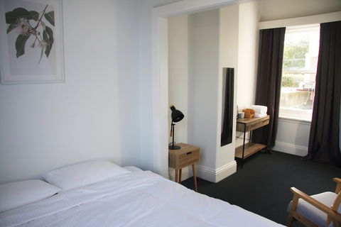 College Lawn Hotel - Hostel - Australian Directory 3