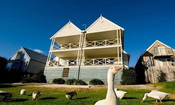 Lakeside Suites 4 - Australian Directory 3