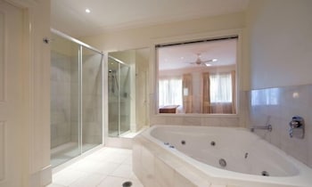 Lakeside Suites 4 - Australian Directory 1
