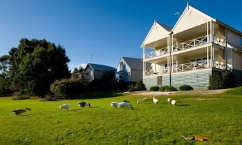 Lakeside Suites 3 - Australian Directory 4