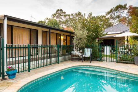Courtsidecottage Bed & Breakfast - Australian Directory 0
