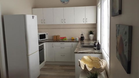 SHELLHARBOUR BEACH COTTAGE 1 Minute Walk To Beach Flags In Summer - Australian Directory 3