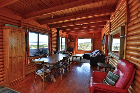 Cloudy Bay Cabin - Australian Directory 4