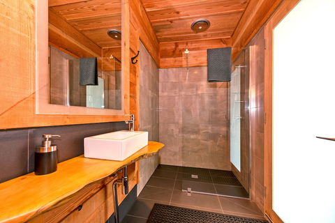 Bruny Island Lodge - Australian Directory 4