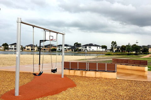 Deluxe Lake View House - Australian Directory 4