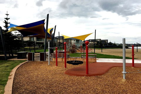 Deluxe Lake View House - Australian Directory 6