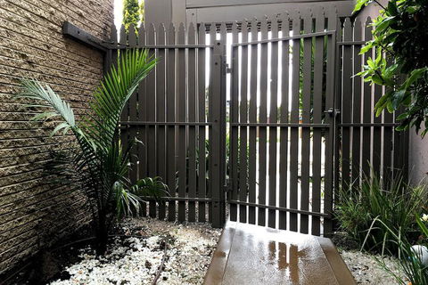 Deluxe Lake View House - Australian Directory 2