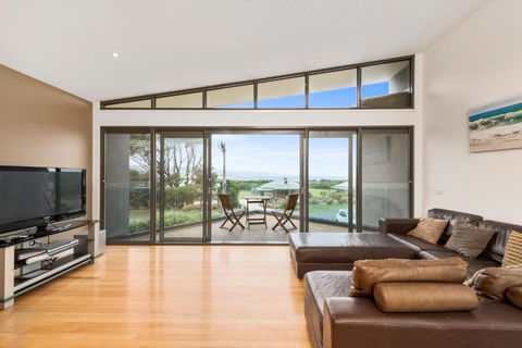 Inn Off The Reef - Australian Directory 2