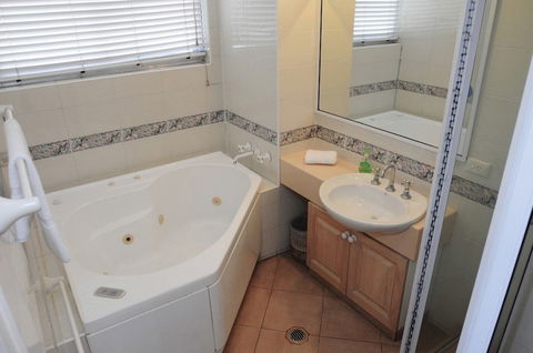 Anglesea Beachfront Court Holiday Units - Australian Directory 2