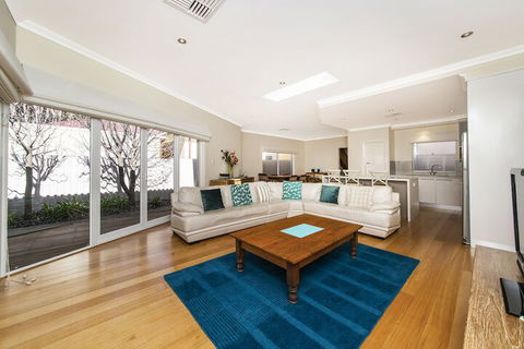 Inner Western Suburbs Retreat - Australian Directory 7