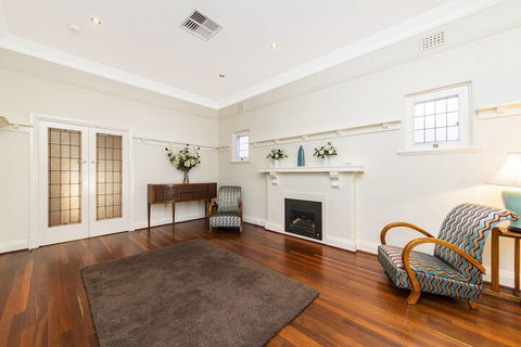 Inner Western Suburbs Retreat - Australian Directory 5