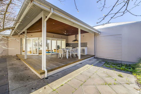 Inner Western Suburbs Retreat - Australian Directory 2