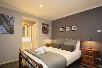 Acacia 2 - Luxurious Holiday Townhouse - Australian Directory 0