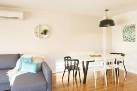 New Designer Home + Parking + Close To Airport - Australian Directory 0