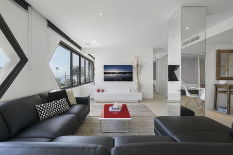 ELAINE, 2BDR St.Kilda Apartment - Australian Directory 1