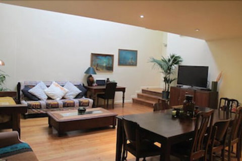 MONIKA, 1BDR Collingwood Apartment - Australian Directory 1