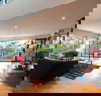 Dee Jays Studio - Australian Directory