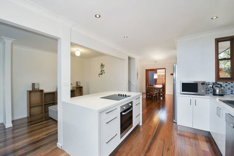 Barefoot Beach House - Shoal Bay - Australian Directory 2
