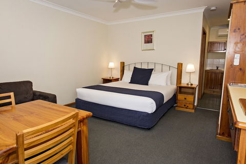 Colonial Motel And Serviced Apartments - Australian Directory 1