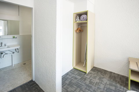 Nightcap At Emerald Star Hotel - Australian Directory 5