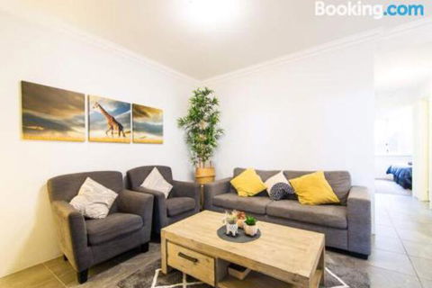 Deluxe Stays McMillan Holiday Apartments With Complimentary Parking & Netflix - Australian Directory 4