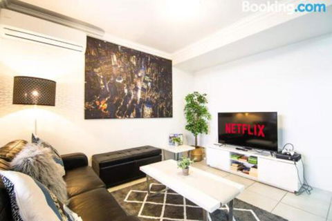 Deluxe Stays McMillan Holiday Apartments With Complimentary Parking & Netflix - Australian Directory 2
