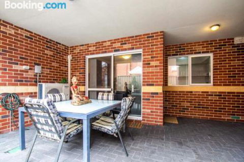 Deluxe Stays McMillan Holiday Apartments With Complimentary Parking & Netflix - Australian Directory 6