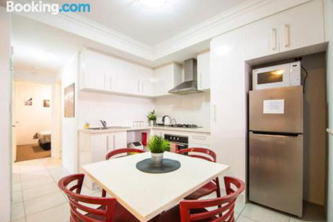 Deluxe Stays McMillan Holiday Apartments With Complimentary Parking & Netflix - Australian Directory 3