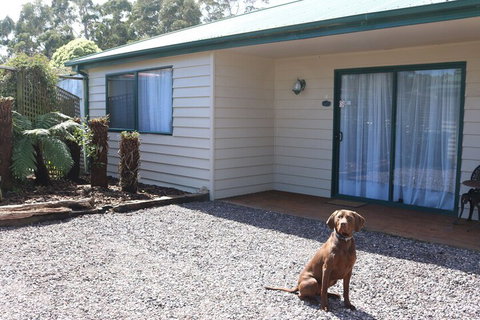 Meredith House & Apartments Strahan - Australian Directory 2