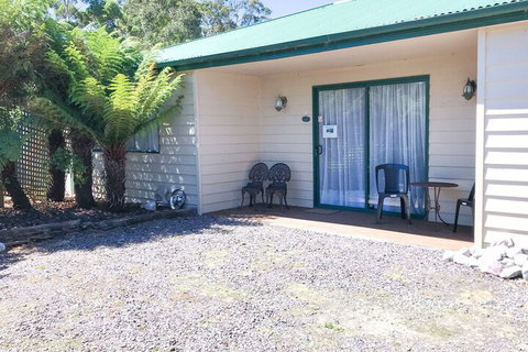 Meredith House & Apartments Strahan - Australian Directory 1