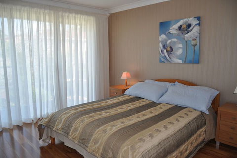 Lake & Ocean View - Australian Directory 6