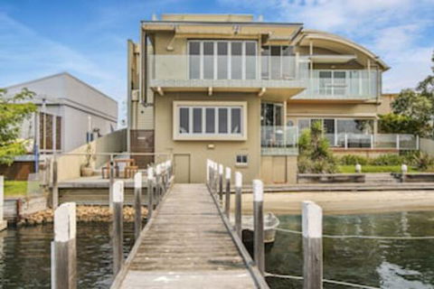 A Window On The Bay - Australian Directory 0