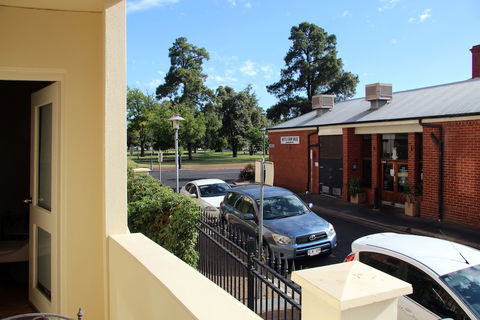 Adelaide Central Apartment - 3BR, 2Bath & Carpark - Australian Directory 6