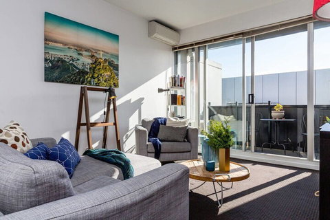 Mika, 2bdr Fitzroy Pad With Secure Parking - Australian Directory 4