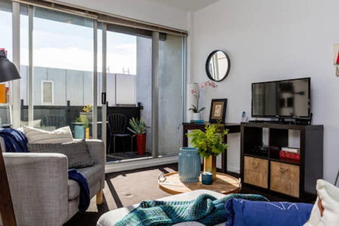 Mika, 2bdr Fitzroy Pad With Secure Parking - Australian Directory 2