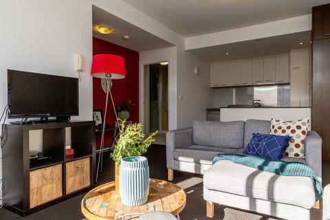 Mika, 2bdr Fitzroy Pad With Secure Parking - Australian Directory 5