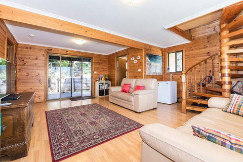 31 Elizabeth Crescent - Australian Directory 4